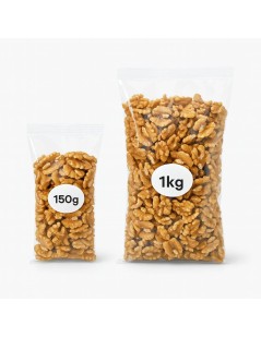 Gherigli di Noce spezzati in due metà ideale per spuntini, torte e yogurt