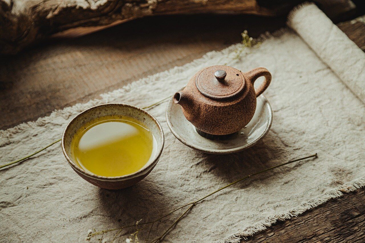 El té amarillo es uno de los más raros y preciosos del mundo. Exclusivamente chino, ha servido a emperadores y cortes durante siglos, y sigue siendo un té noble.