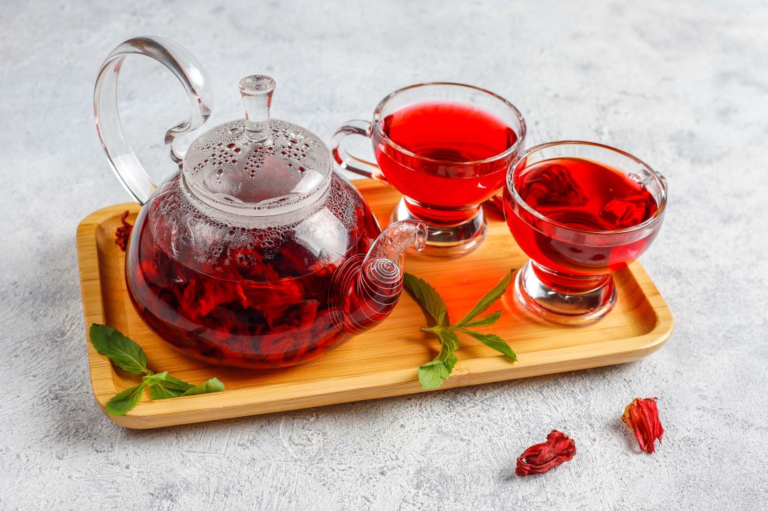 O chá de hibisco pode ajudar a melhorar a saúde de várias maneiras, como reduzir a pressão arterial e emagrecer.