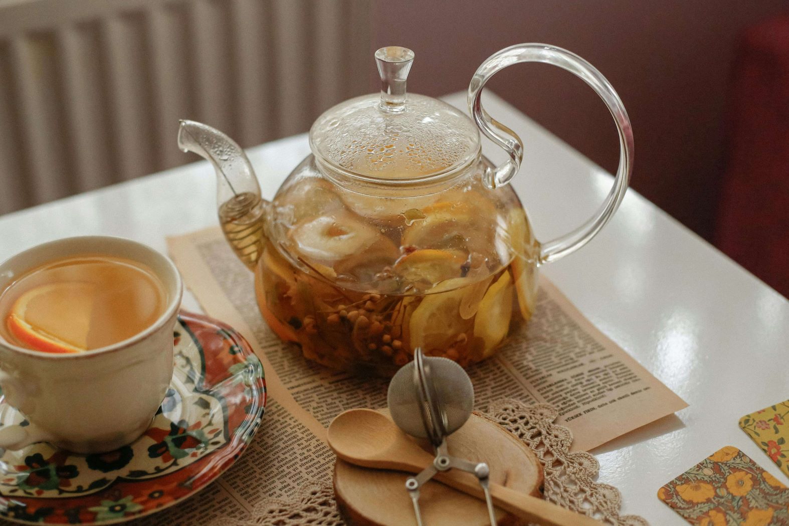 Quali sono gli accessori essenziali per la preparazione del tè sfuso? Qual è il tipo di teiera migliore? Rispondiamo a queste domande e vi consigliamo i migliori accessori.